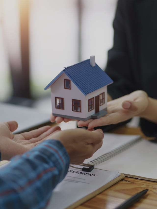 家の模型をお客様に渡す写真