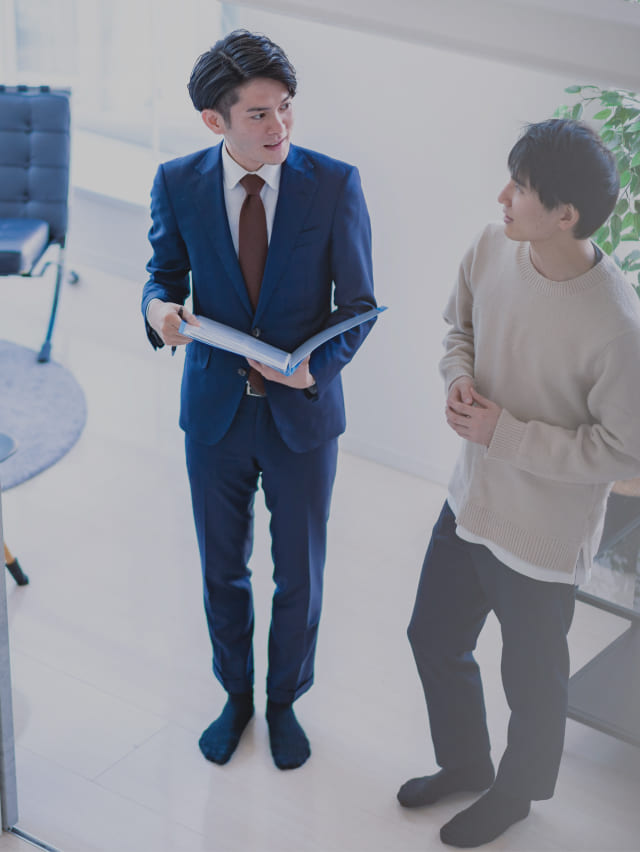 物件の中で担当者とお客様が対話をしている写真